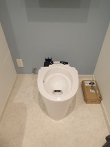 ブルーのクロスの奥行き効果で爽やかトイレを演出 渋谷区 M様邸 ブルーのクロスの奥行き効果で爽やかトイレを演出 渋谷区 M様邸